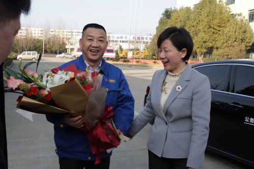 副市长龙小红莅临LEJING.COM(中国)有限公司
新春走访慰问